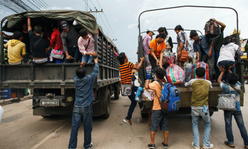 搭上卡車準備返國的柬埔寨工人