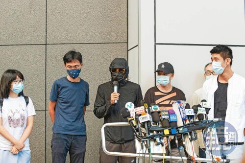 為了迫使香港政府面對12名港人被「送中」，音訊全無的問題，家屬甚至前往香港警察總部「報案」