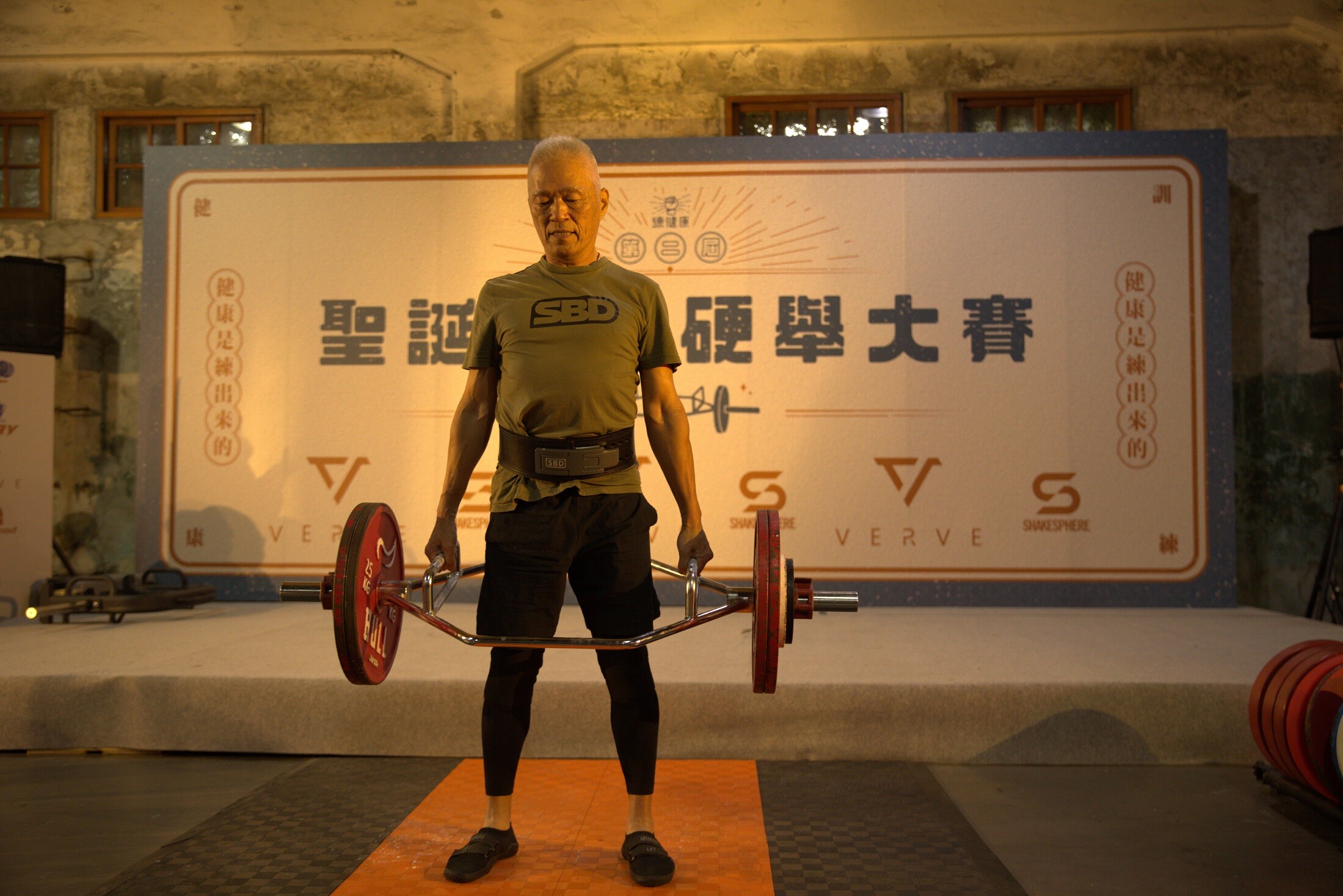 70歲謝世炤訓練一年，成功舉起147.5公斤。