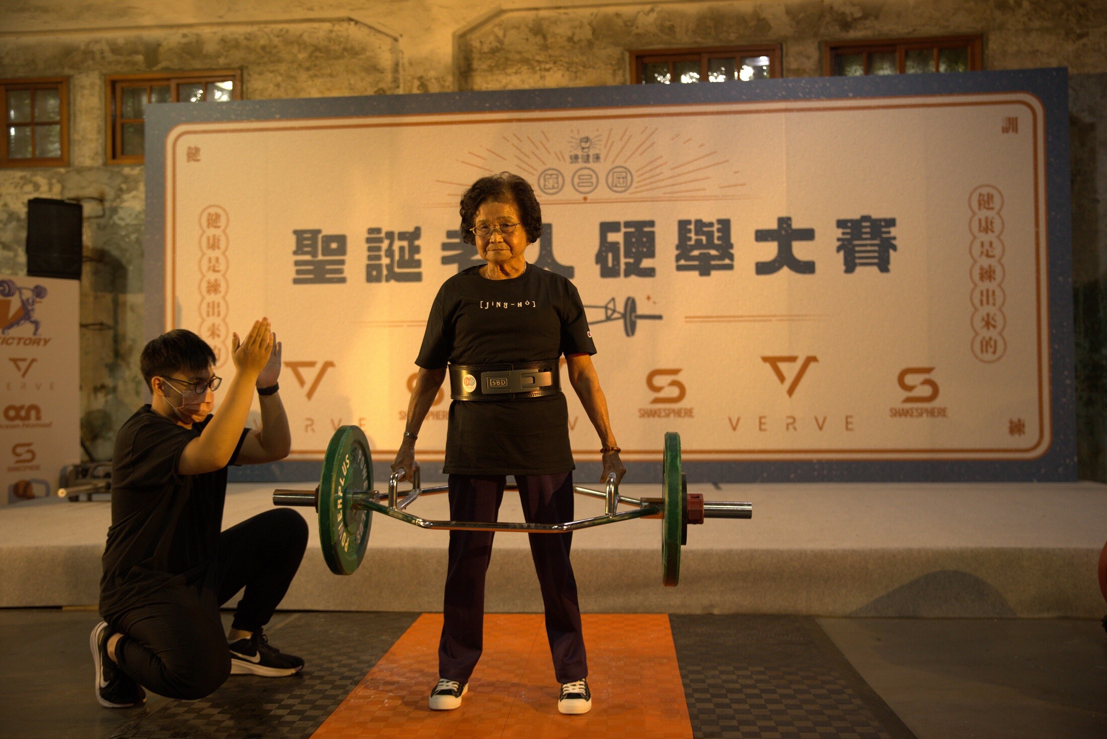 ▲83歲的沈劉阿味阿嬤，即使換了人工髖關節、膝關節，也能輕鬆舉起50公斤。
