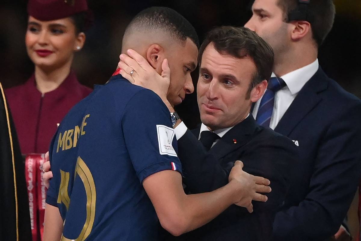 姆巴佩（左）獲得法國總統馬克宏擁抱安慰。（AFP） border=