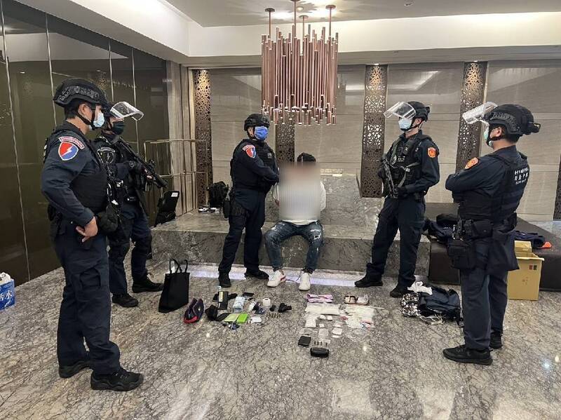 通博娛樂城-現金網-兩惡徒擁3槍住飯店 警持盾牌包圍電梯壓制