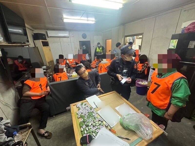 通博娛樂城-警方在市場內攻堅，逮獲19名賭客。