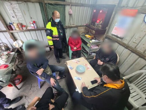 警方進到廢棄工寮內，將陳男等賭客帶回偵辦2