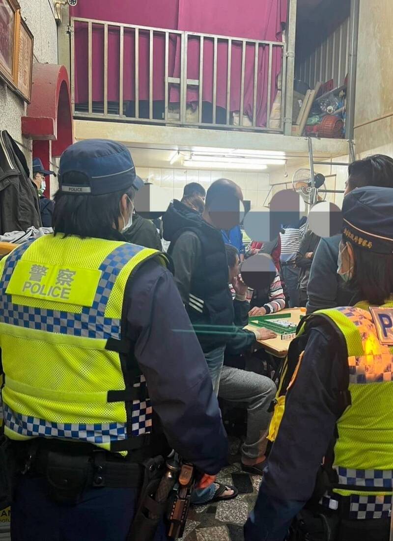 通博娛樂城-歸仁警方循線破獲職業賭場，逮捕21人