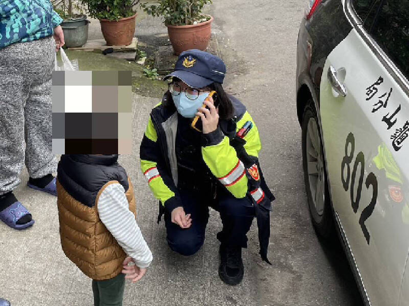 通博娛樂城-博彩資訊-「我要找阿公阿嬤！」2歲娃蹺課不忘關校門 巡邏警半路攔人