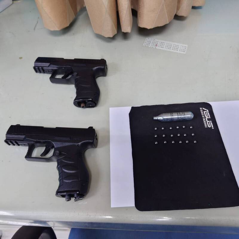 金門警方找到涉案四男子，並扣押玩具手槍2把、二氧化碳鋼瓶1支及鋼珠彈18顆等證物。（金門警方提供）