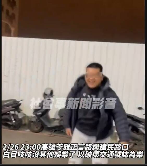 UBO8-TW新闻-男朝交通號誌丟擲暖暖包惡作劇 過程被友人PO上網最重罰6000元