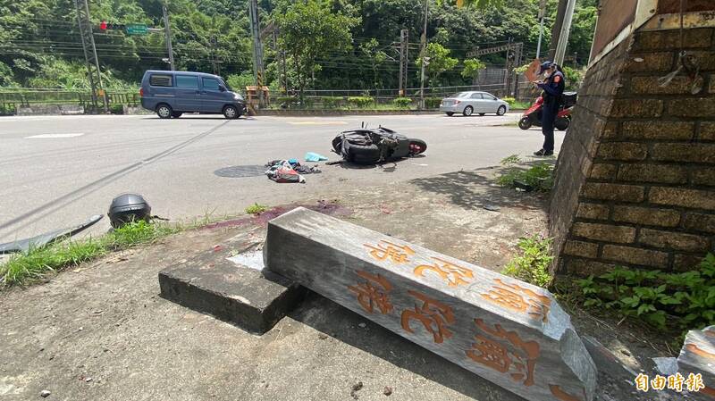 UBO8-台湾新闻-騎士遭違規貨車撞飛 撞倒路旁擋煞石柱送醫不治 博彩新闻 第4张