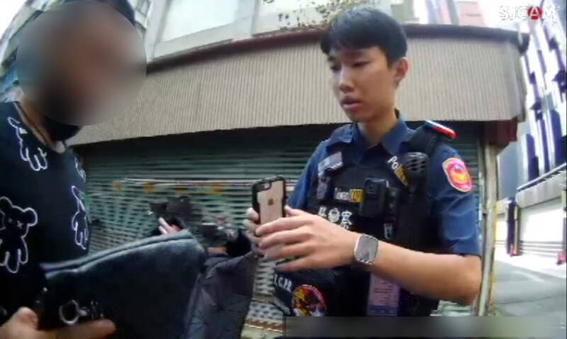 通博娛樂城-博彩資訊-ATM前3大特徵都吻合 機警超商店員報警抓車手