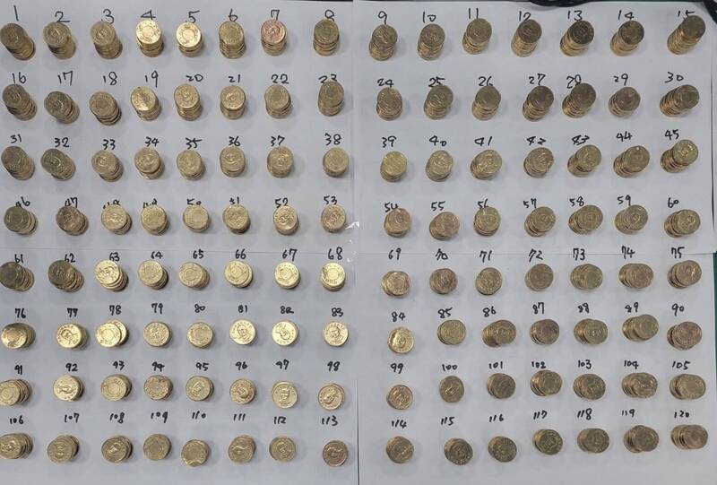 PLAY948-資訊情報-坑娃娃機店洗真幣 苗栗警方查獲1800枚50元偽幣 博彩資訊 第4张