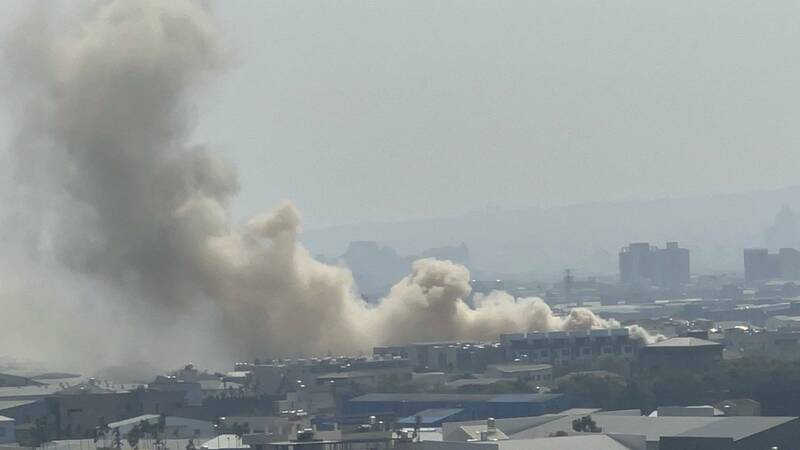 通博娛樂城-社會快訊-神岡工廠火災急灌救 濃濃黑煙數公里外都可看見