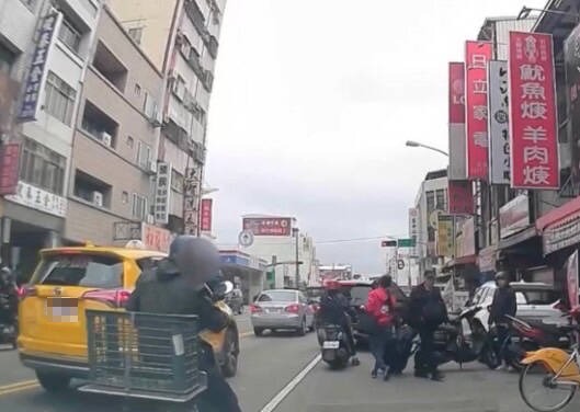 通博娛樂城-社會新聞-機車後掛拖車碰撞轎車 阿伯「撞後不理」逃月餘還是栽了