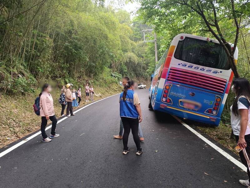 通博娛樂城-社會新聞-遊覽車輪陷邊坡、車體傾斜！台南40名遊客遊南庄向天湖嚇壞了