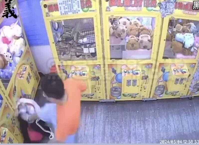 通博娛樂城-社會新聞-台中娃娃機店男打女「狠搧猛踹」 全因她偷了「玩具蘿蔔刀」
