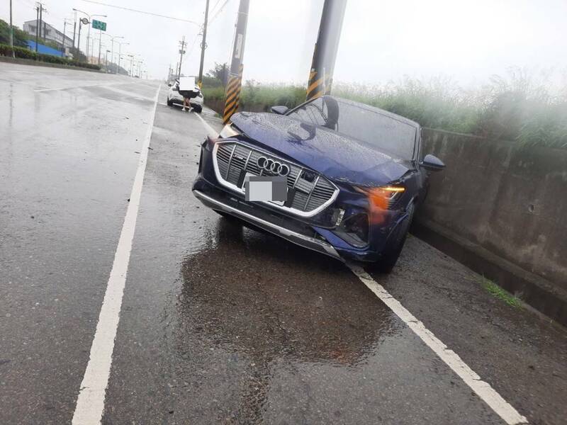 通博娛樂城-社會新聞-天雨路滑 逾300萬電動車台1線失控撞毀