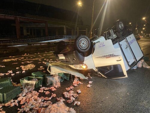 通博娛樂城 社會新聞 小貨車疑天雨路滑自撞1