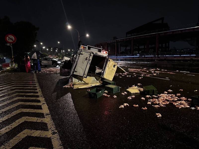 通博娛樂城-社會新聞-小貨車疑天雨路滑自撞 車廂爆開「滿地都是雞腿！」