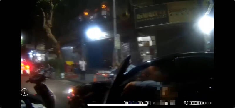 通博娛樂城-社會新聞-毒販拒捕自撞分隔島彈撞路邊九車 痛得逃下車哀號