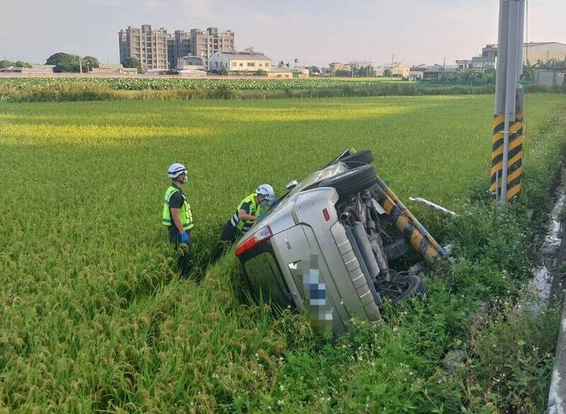 通博娛樂城-社會新聞-休旅車翻落田 警消到場救援「不見人」！