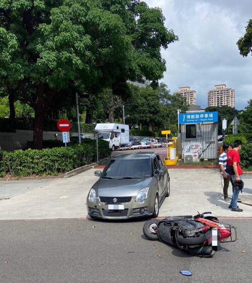 轎車才駛出台中科博館停車場1