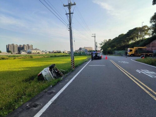 休旅車翻落田3