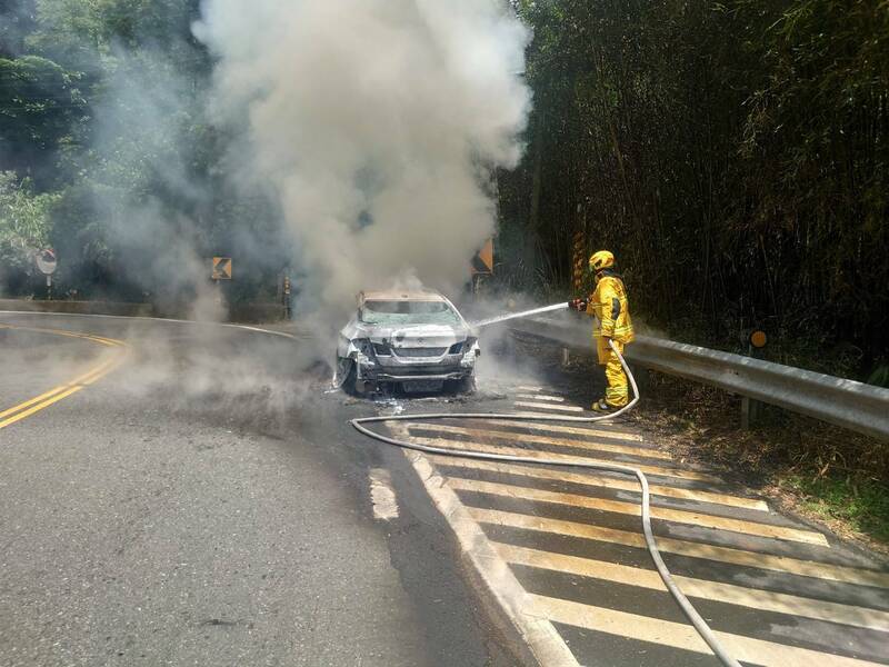 通博娛樂城-線上娛樂-情侶開車衝阿里山避暑 半路「發爐」火燒車