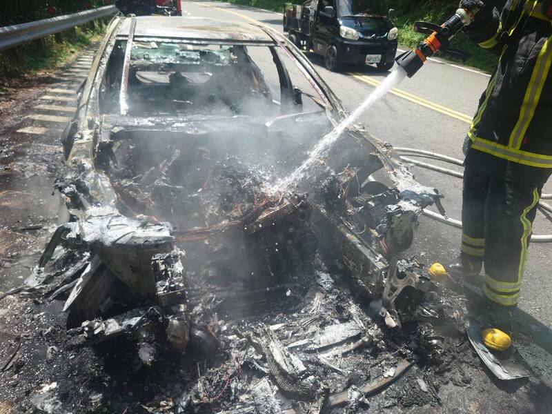 通博娛樂城-線上娛樂-情侶開車衝阿里山避暑 半路「發爐」火燒車