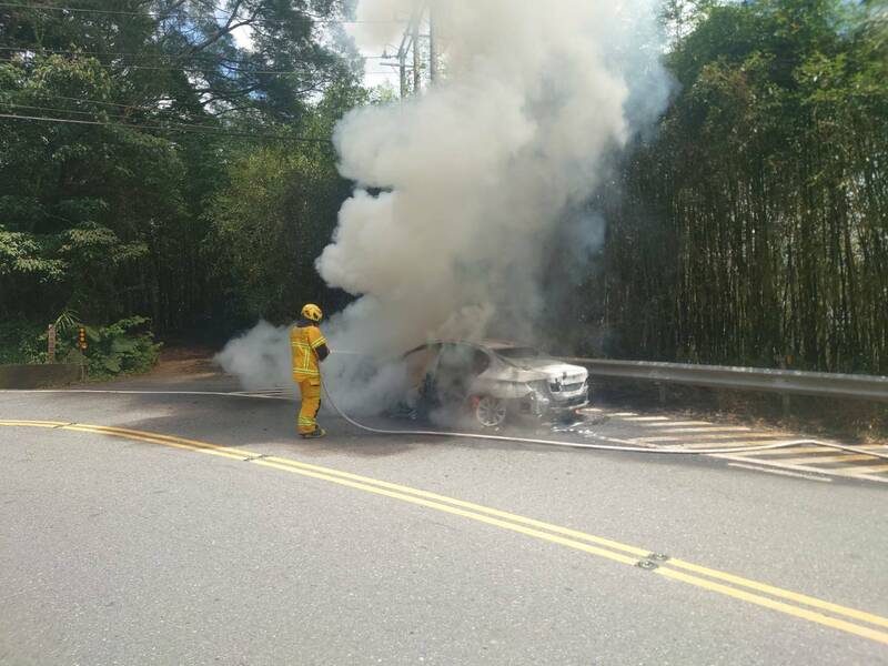 通博娛樂城-線上娛樂-情侶開車衝阿里山避暑 半路「發爐」火燒車