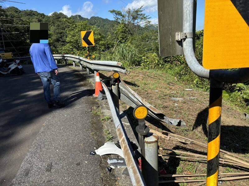 通博娛樂城-線上娛樂-懸掛偽造車牌怕漏餡……車衝進邊坡直接逃逸 警找出名片逮人