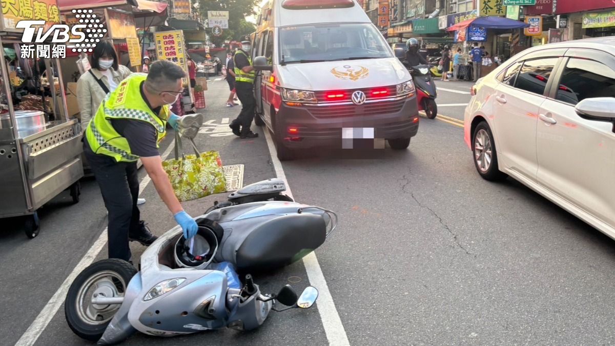 UBO8-国际新闻-站機車道買小吃！台中女「肋骨遭撞斷」　駕駛裝沒事跑了