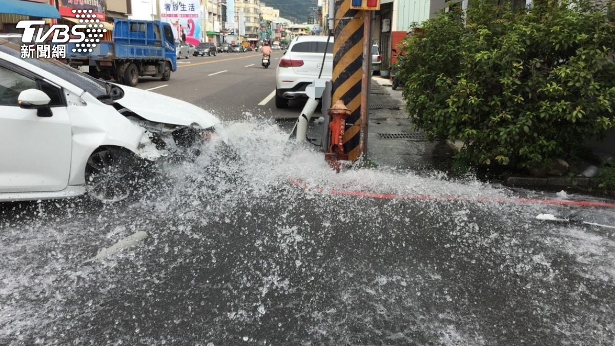 UBO8-国际新闻-為閃機車猛撞消防栓　大量水流噴出「馬路變小河」畫面曝