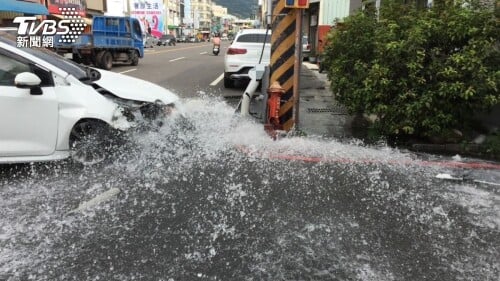 為閃機車猛撞消防栓1