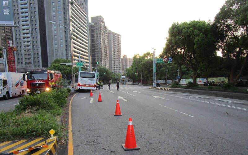 通博-線上娛樂-【社會新聞】台中公車司機疑身體不適 台灣大道自撞分隔島不治