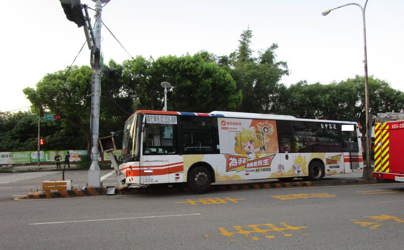 通博-線上娛樂-【社會新聞】台中公車司機疑身體不適 台灣大道自撞分隔島不治